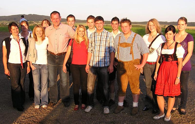 gr_27.jpg - Die Theatergruppe der Landjugend war ohne "braune Tausender" (so der Titel des letzten Theaterstücks) nach Albersrieth gekommen.