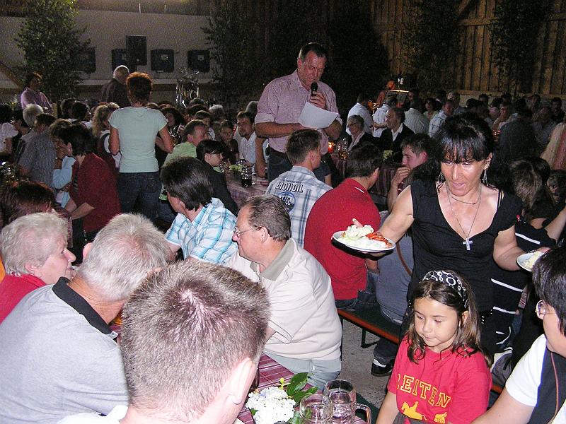 gr_32.jpg - Hubert Stahl geht bei der Begrüßung durch die vielen Reihen im Feststodl.