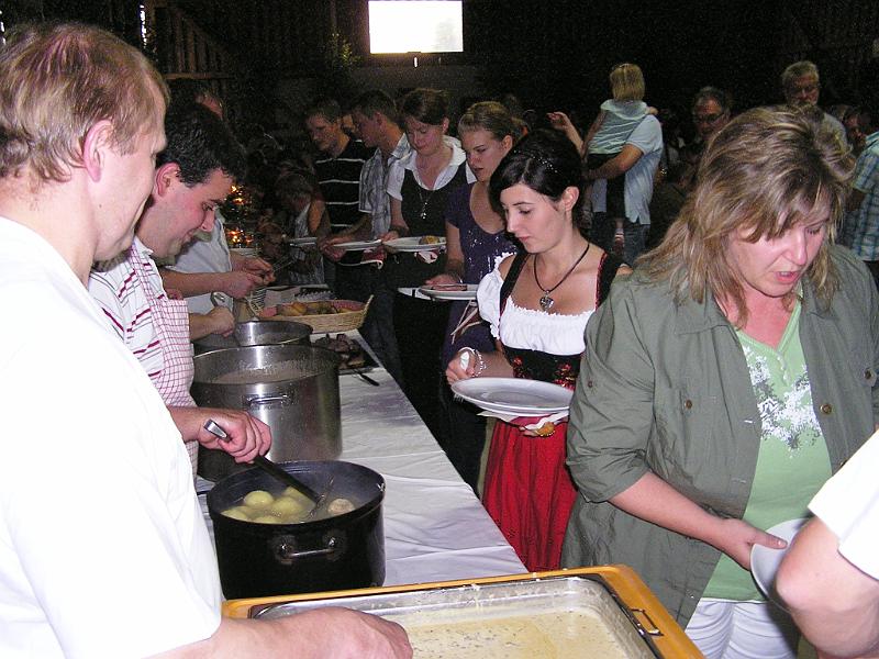 gr_35.jpg - Der Hunger wird gestillt: lange Schlange an der Essensausgabe.
