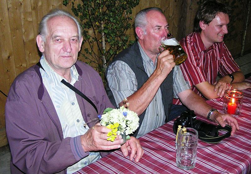 gr_39.jpg - Die Gursn-Verwandtschaft mit zwei Onkeln und einem Cousin.