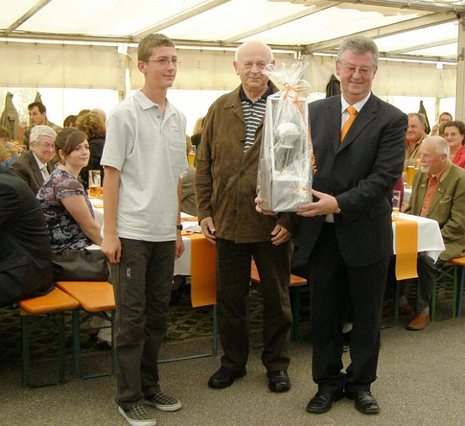 Ballon_geschenk.JPG - Philipp, Hans und Werner Lukas (von links) gehen demnächst in die Luft - mit einem Heißluftballon.