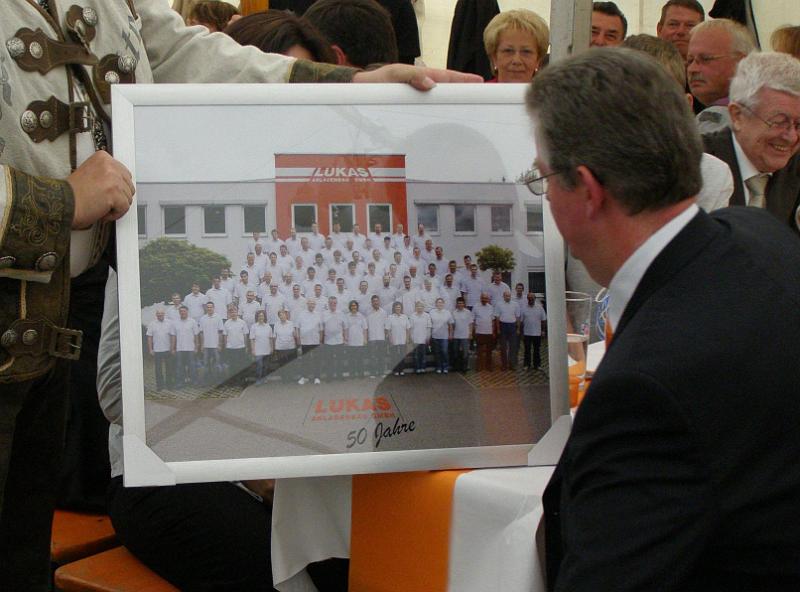 Bild_Beleg.JPG - Die gesamte Belegschaft seiner Firma kann Werner Lukas jetzt auf einem großen Bild bewundern.