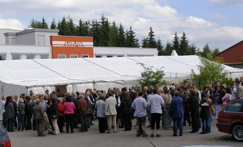 Grat_vor_zelt.JPG - Dichtes Gedränge beim Stehempfang vor dem Festzelt auf dem Gelände der Firma Lukas in Vohenstrauß.