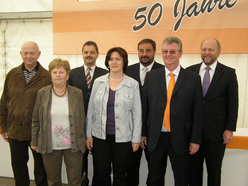 Jubil_Gruppe.JPG - Die Firmenspitze mit den Bürgermeistern und dem Landrat.