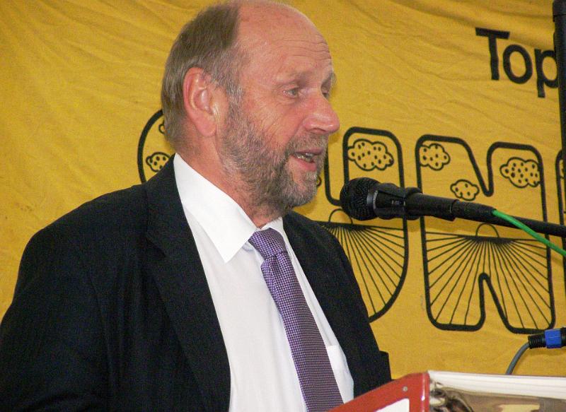 Landrat_spricht.JPG - Landrat Simon Wittmann würdigt die Standorttreue der Firma Lukas.