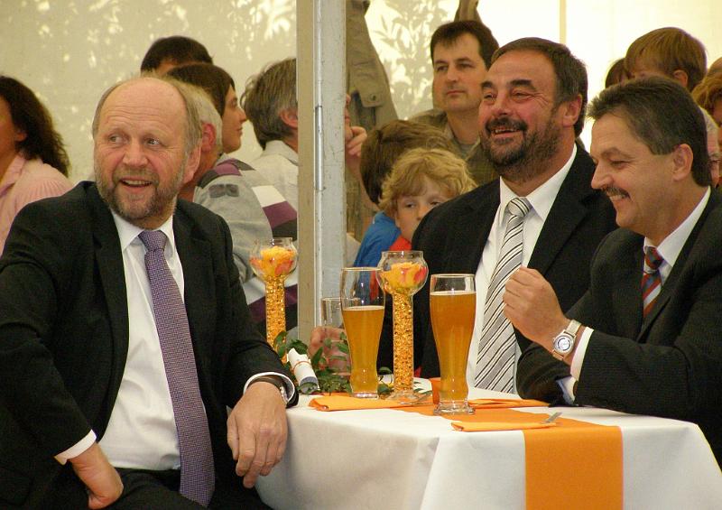 Promis_lachen.JPG - Der Erfolg der Firma Lukas sorgt auch bei der Prominenz für gute Laune.