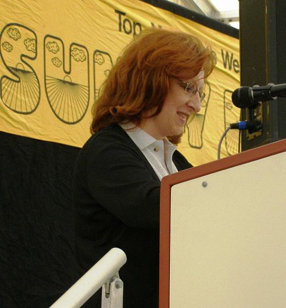 Sekr_spricht.JPG - Die Belgeschaft fühlt sich im Unternehmen wohl: Gabi Weidner bedankt sich im Namen der Mitarbeiter.