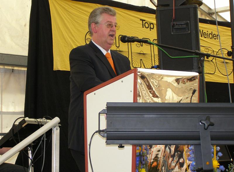 Werner_spricht.JPG - Firmenchef Werner Lukas begrüßt die vielen Gäste.