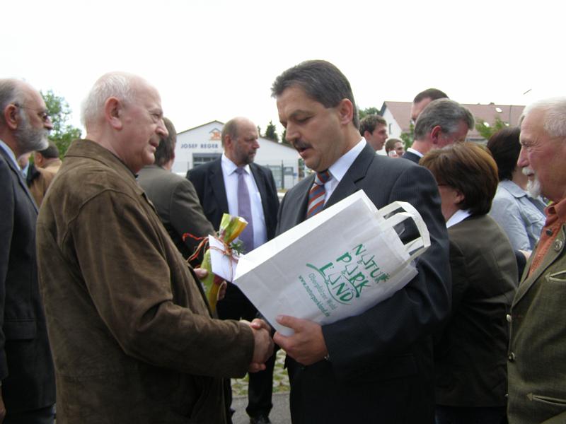 Wutz_grat.JPG - Bürgermeister Andreas Wutzlhofer aus Vohenstrauß hat Geschenke für den Seniorchef Hans Lukas mitgebracht