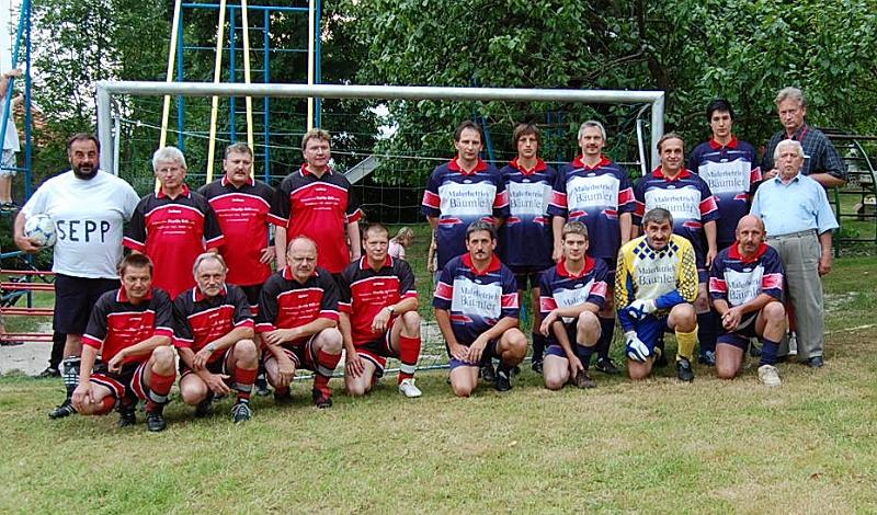 Promi_01.jpg - Die beiden Teams vor dem Spiel mit Schiedsrichter Franz Wittmann (hinten rechts) und Coach Adolf Winter (vor dem Schiri stehend).