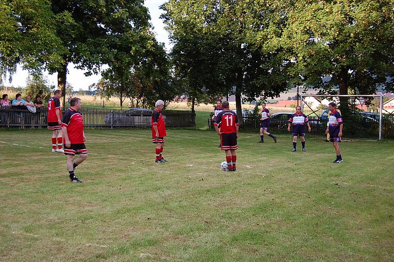 Promi_04.jpg - Nach einem Tor ist immer Anstoß, 13 Mall hatten die Ratsherren damit zu tun.