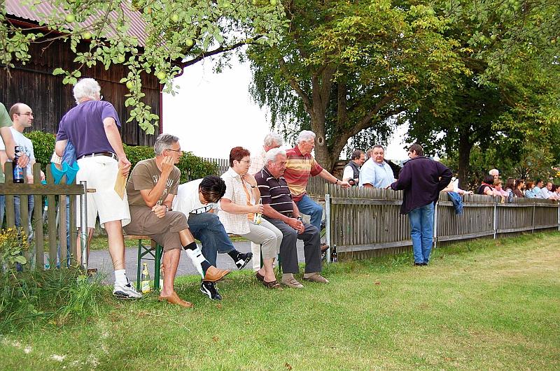 Promi_05.jpg - Die leidenschaftlich mitgehenden Zuschauer erlebten Fußball vom Feinsten.