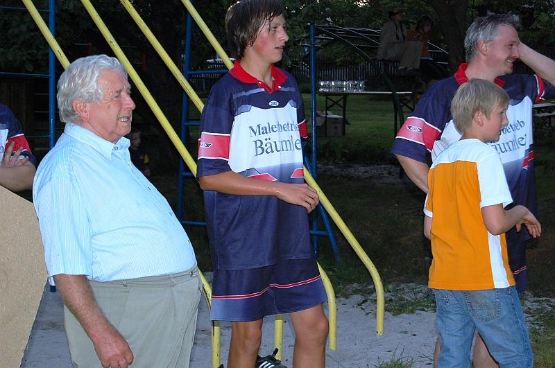Promi_06.jpg - Gelassen und zufrieden: der Lennesriether Erfolgstrainer Adolf Winter (links) mit seinem Jung-Talent Daniel Bergmann und Spielführer Michael Steiner.