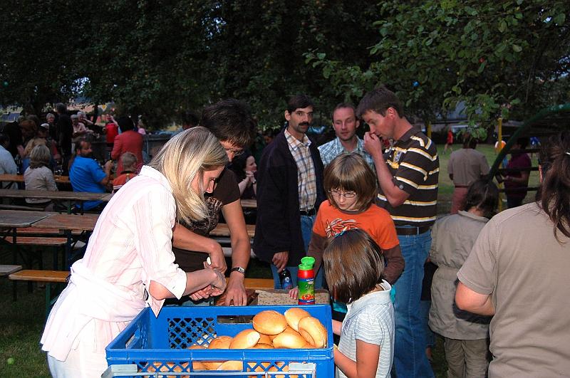 Promi_08.jpg - Energieverluste müssen mit kalorienreicher Sportlernahrung (Leberkäse) und ....