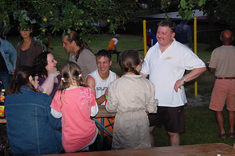 Promi_09.jpg - Beim Diakon Janusz Szubartowicz kam nach der Niederlage die gute Laune schnell zurück.