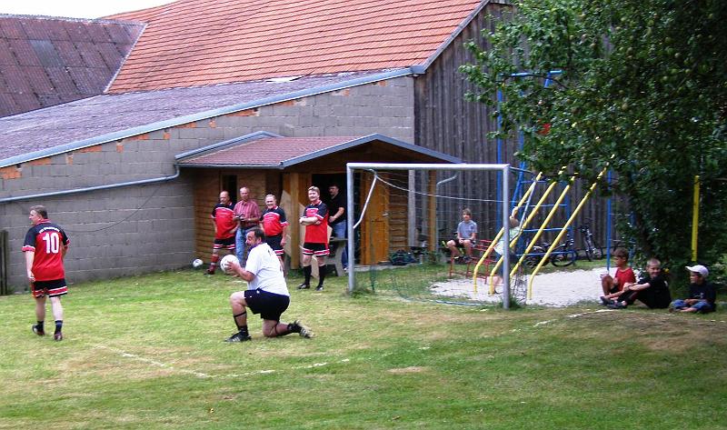 Promi_12.JPG - Er hielt, was zu halten war: Bürgermeister Josef Beimler konnte trotz vieler Glanzparaden die deprimierende Niederlage seines Teams nicht verhindern.