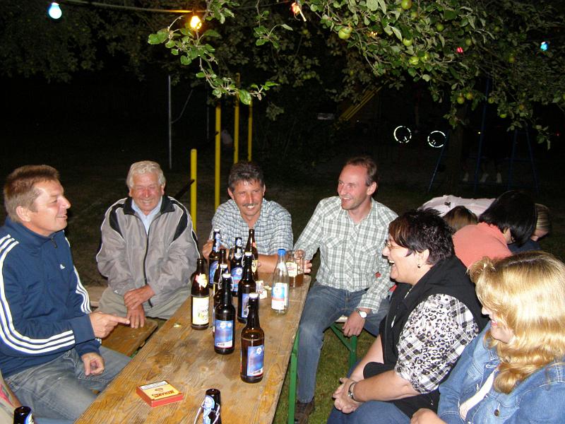 Promi_14.JPG - Marktrat Wolfgang Golla (links) sorgt mit seinen Erklärungen über das Abschneiden seiner Mannschaft für Heiterkeit.