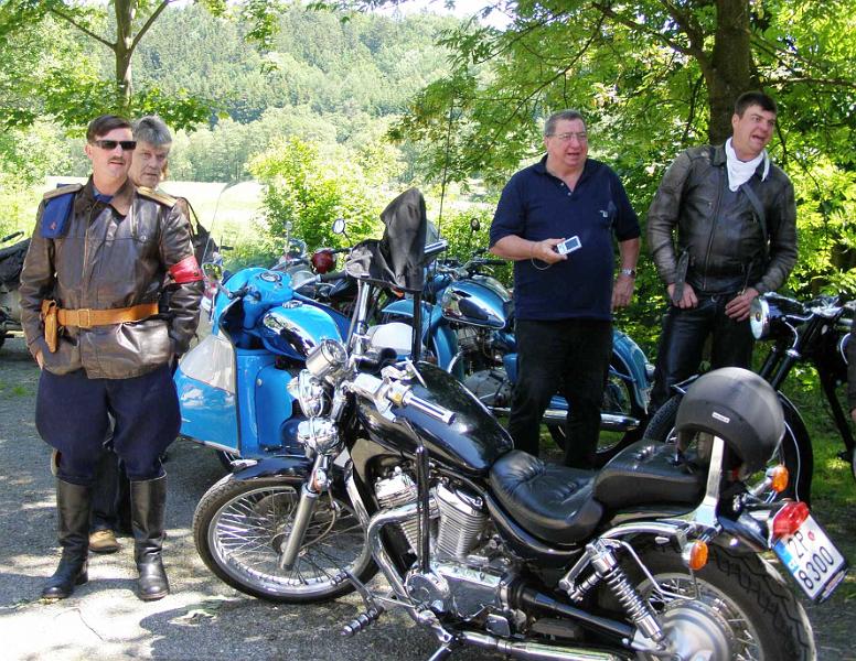 Old_18.JPG - Bernd Glatter (rechts, neben ihm sein Vater) nahm mit seinem alten Motorrad ebenfalls an der Rundfahrt teil.