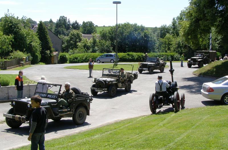 Old_21.JPG - Die tschechische Armee rückt ein - historische Militärfahrzeuge bilden den Abschluß der Raylle.