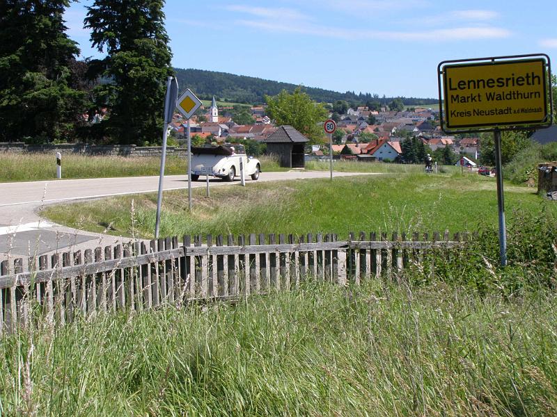 Old_23.JPG - Die Fahrzeuge haben wieder Fahrt aufgenommen: über Lennesrieth und Waldthurn geht es weiter nach Vohenstrauß und Eslarn.