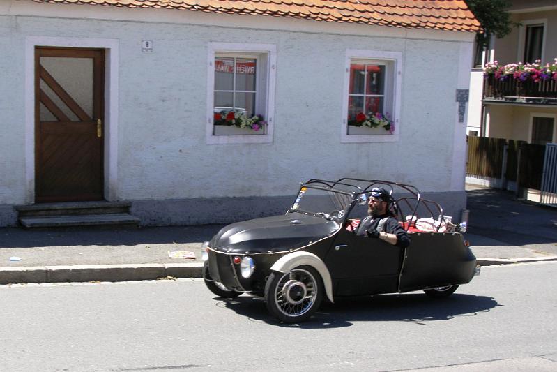 Old_25.JPG - Am Anwesen von Karl Holfelner in Waldthurn flitzen die Oldie-Karossen vorbei.