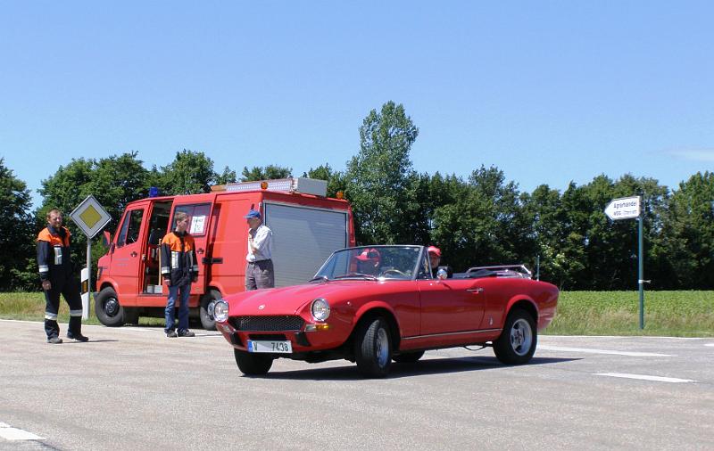 Old_32.JPG - Die Lennesriether Feuerwehr ist zuständig für die Verkehrsregelung am Lennesriether Stachus.