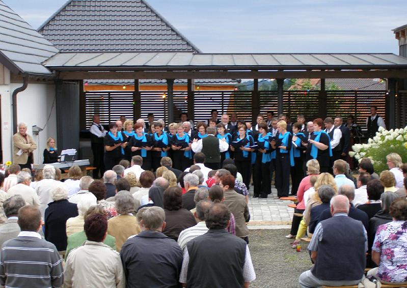 ser_01.JPG - Der neu gestalteten Innenhof des Schlosses eignet sich bestens für ein Konzert.