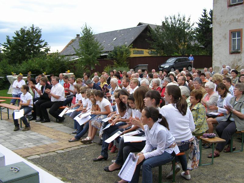 ser_02.JPG - Musik kommt an: voll besetzt war der Hof des Lobkowitz-Schlosses zur 1. Waldthurner Musikserenade.
