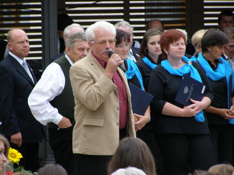 ser_03.JPG - Gewohnt souverän und humorvoll moderierte Georg Schmidbauer den Musikabend.