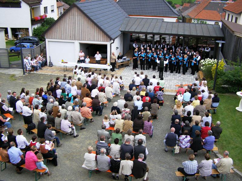 ser_06.JPG - Der Schlosshof war ein passendes Ambiente für den Musikabend.