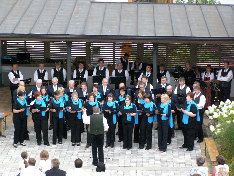 ser_07.JPG - "Schöner kann es im Himmel nicht klingen", so der Kommentar von Georg Schmidbauer zum Auftritt des Frauenchors "Vera musica".