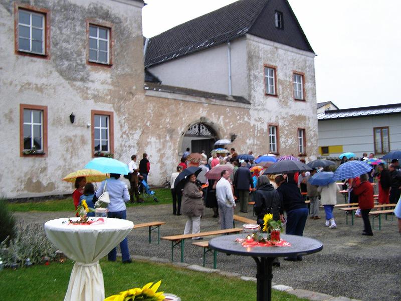 ser_08.JPG - Der einsetzende Regen zwang zum Umzug in den Pfarrsaal ins Innere des Schlosses.