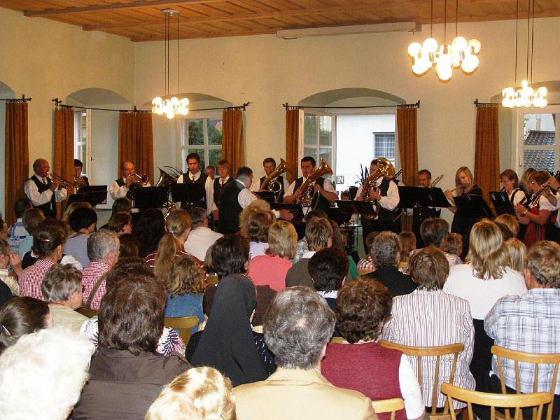 ser_09.JPG - Der Freude und der guten Stimmung tat der Umzug in den Pfarrsaal keinen Abbruch: hier glänzt die Trachtenkapelle Müllner.