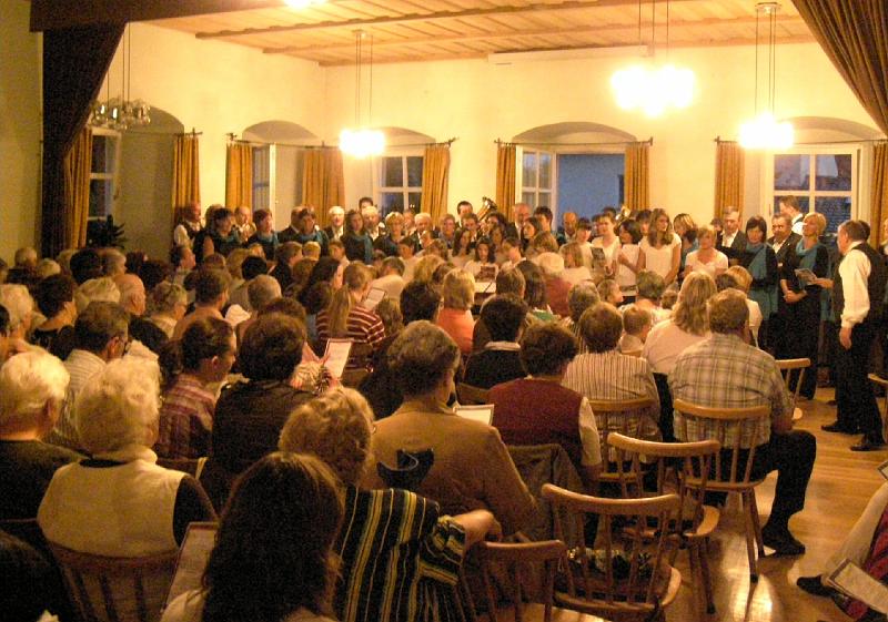 ser_11.JPG - Alle Beteiligten stimmen mit "Kein schöner Land" zum Schlußlied an.