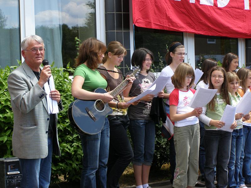 Schul_02.JPG - Rektor Alfred Troidl begrüßte die Schüler und die vielen Gäste, der Jugendchor stimmt zum Schultag der etwas anderen Art ein.