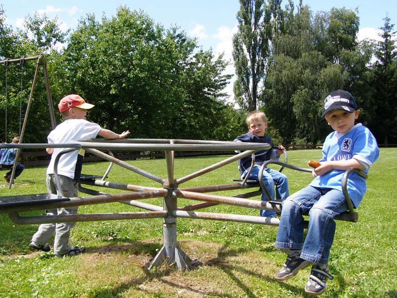 Schul_03.JPG - Für die Kleinsten war das Drehkarussel das Größte.