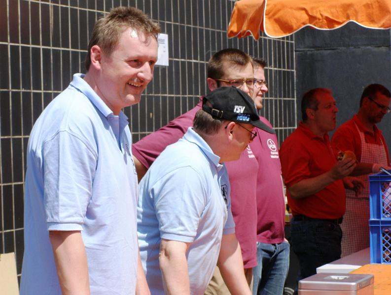 Schul_04.JPG - Einträchtig arbeiten die Waldthurner Fanclubs zusammen: die Löwenfreunde, der Club-Fanclub und der Bayern-Fanclub (von links).