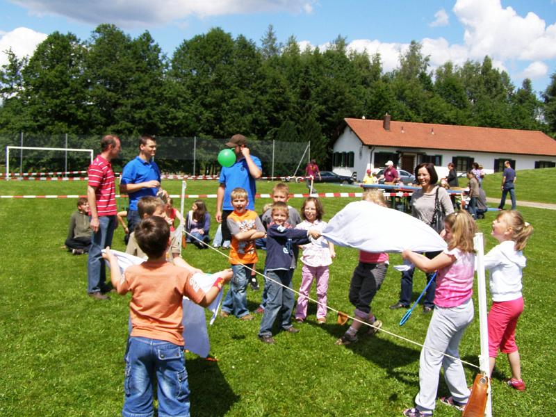 Schul_06.JPG - Beim Schwungtuch-Volleyball der Landjugend hatten die Kids Mega-Spaß.