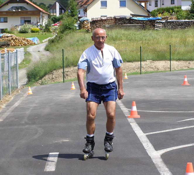 Schul_09.JPG - Der Skiclub des OWV hatte eine Inliner-Bahn auf dem Übrungsplatz markiert: Geschicklichkeit und perfekte Körperhaltung machen den Sport attraktiv.