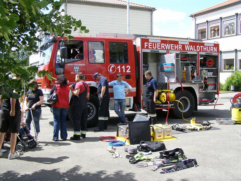 Schul_11.JPG - Die Rettungsstation der FFW Waldthurn - Demonstration eindrucksvoller Geräte.