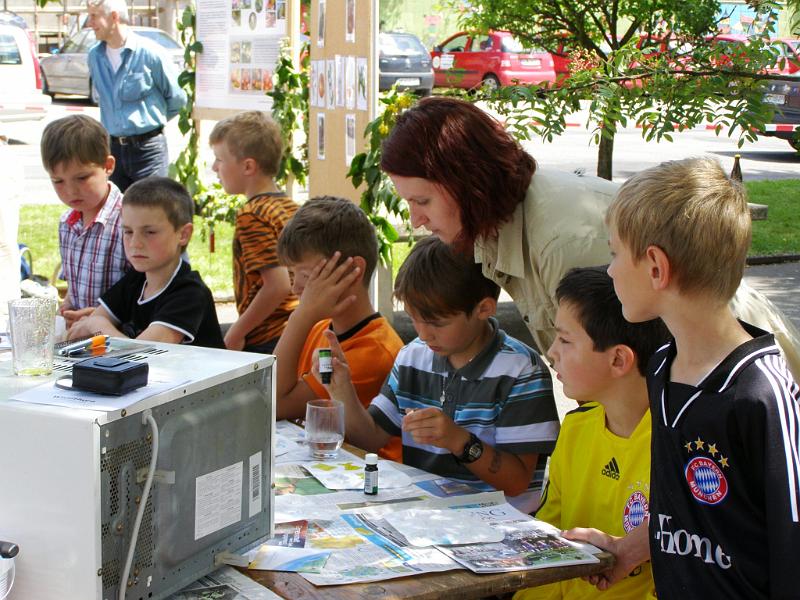 Schul_14.JPG - Die Kolpingsfamilie sorgte mit den Kindern für duftende Körüerpflegemittel.