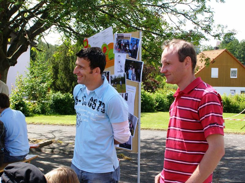 Schul_15.JPG - Die Jugendbeauftragten der Marktgemeinde, die Markträte Stefan Grünauer (links) und Georg Bocka, freuen sich über die gelungene Veranstaltung.