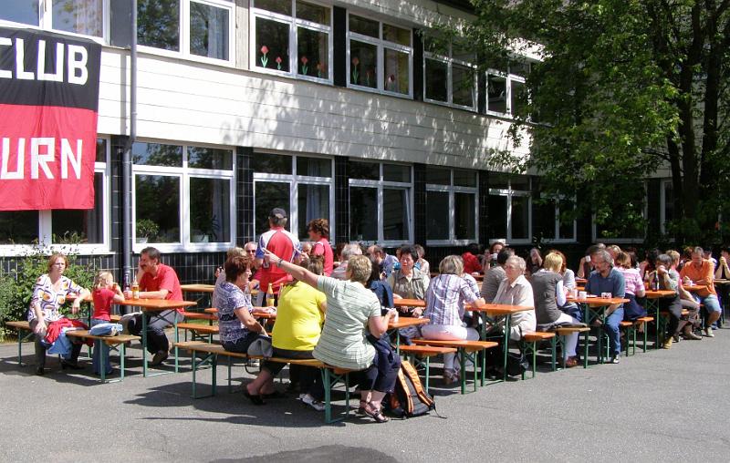Schul_18.JPG - Die Eltern und  Gäste ließen es sich im sonnigen Biergarten gut gehen.