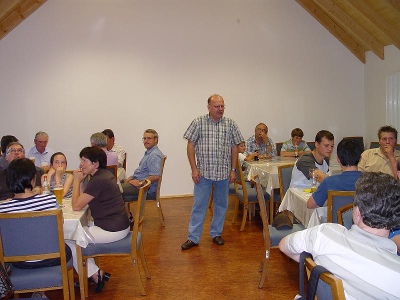 WEW_Di_02.JPG - Der Vorsitzende des Albersriether Dorfrats Dr. Johannes Weig freute sich über den guten Besuch im Dorftreff.