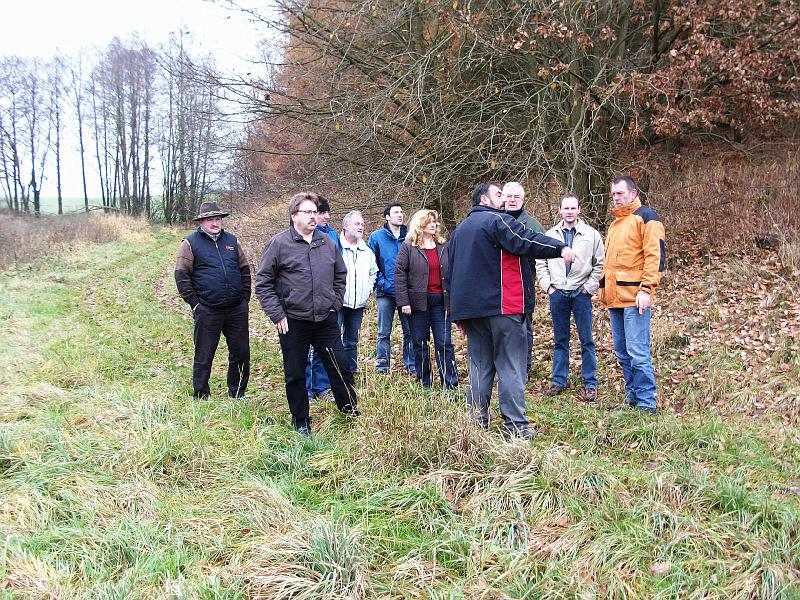 Gruppe_Renat.JPG - Bürgermeister Josef Beimler erläutert die Details zu den einzelnen gemeindeeigenen Grundstücken.