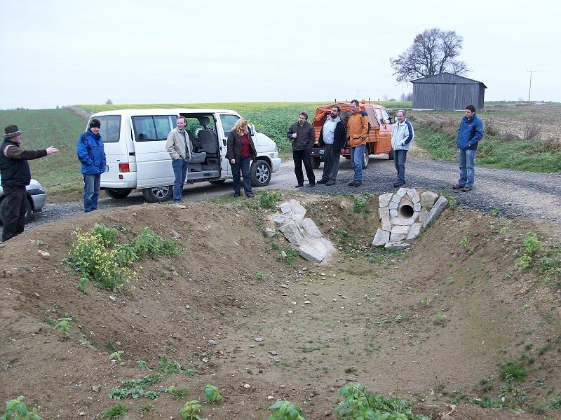 Regenrueck.JPG - Gelungene Regenrückhaltung am Weg zur Luhe.