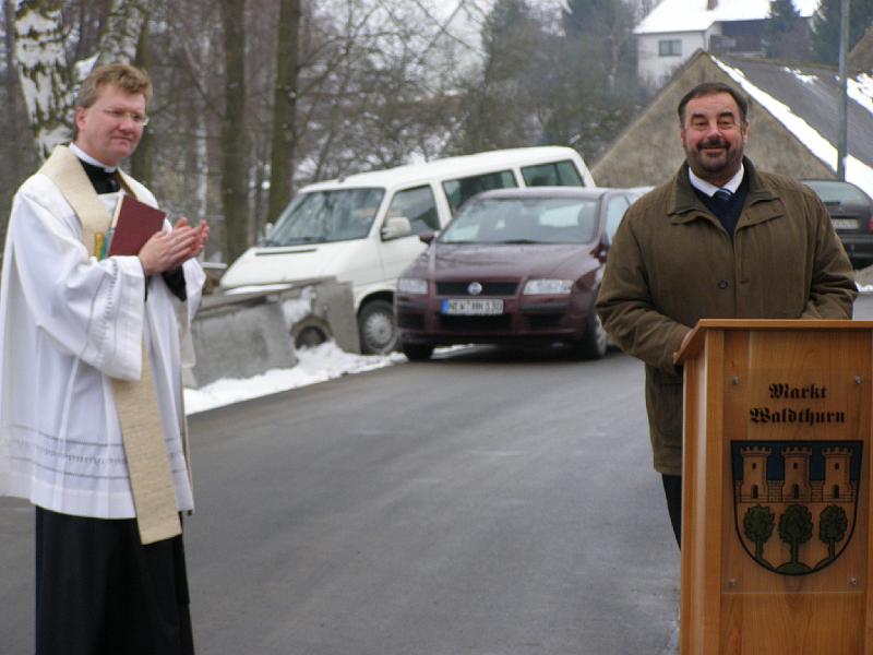 Beif_Pfarr.JPG - Bürgermeister Josef Beimler begrüßt den Pfarrer und viele Gäste zur Segnung des sanierten Luhmühlwegs.