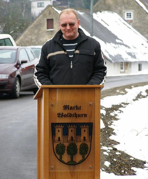 Zuber.JPG - Herr Zuber von der Baufirma Max Streicher (Deggendorf) hat viel Lob für das Bauhof-Team übrig.