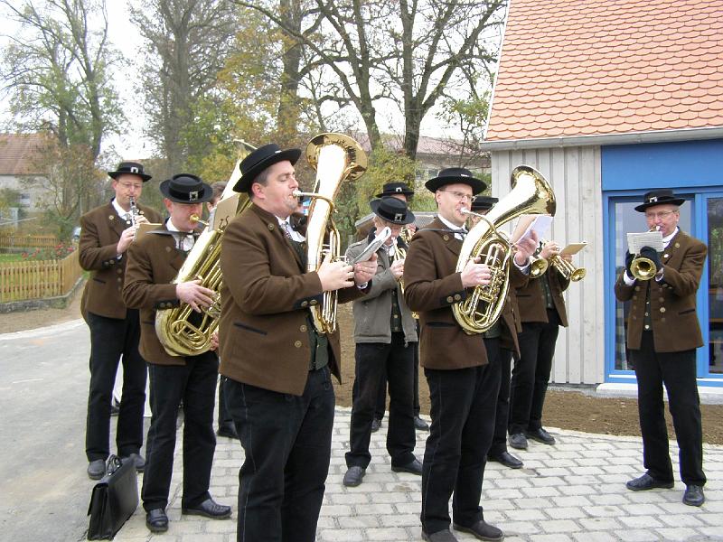 C_Kapelle_Spielt.JPG - Trotz klammer Kälte hat dieTtachtenkapelle Waldthurn den richtigen Ton drauf.