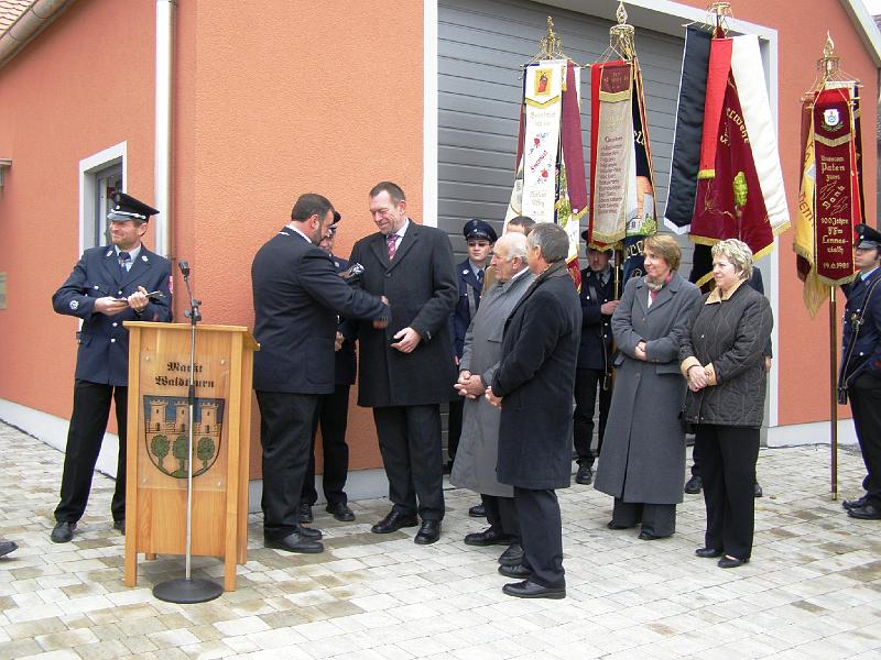 C_Ueberg_Schl.JPG - Bürgermeister Josef Beimler hat die Schlüssel an Kommandant Georg Wittmnann (links) und Hubert Stahl weitergereicht.